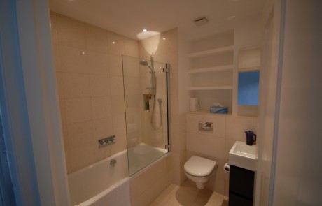 Bathroom with limestone tiles