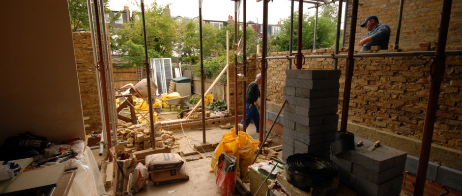 Building up the party and rear walls to the kitchen extension