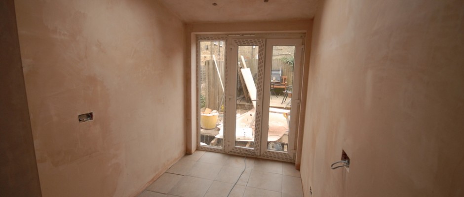 The plastering is dry and the tiles are nearly finished - the ones around the edge have not yet been set...